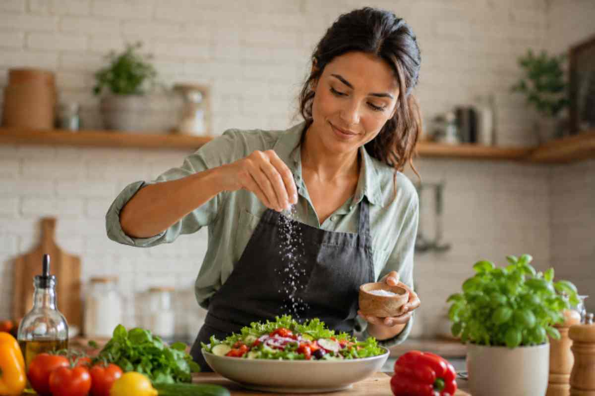 donna condisce insalata